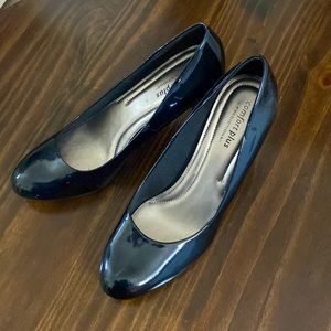 Black pumps